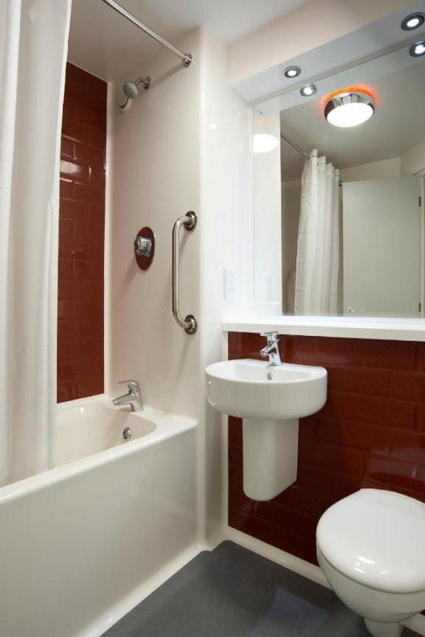 Travelodge Cardiff Central Queen Street Екстер'єр фото