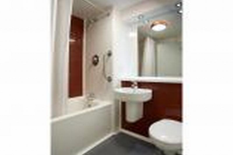 Travelodge Cardiff Central Queen Street Екстер'єр фото