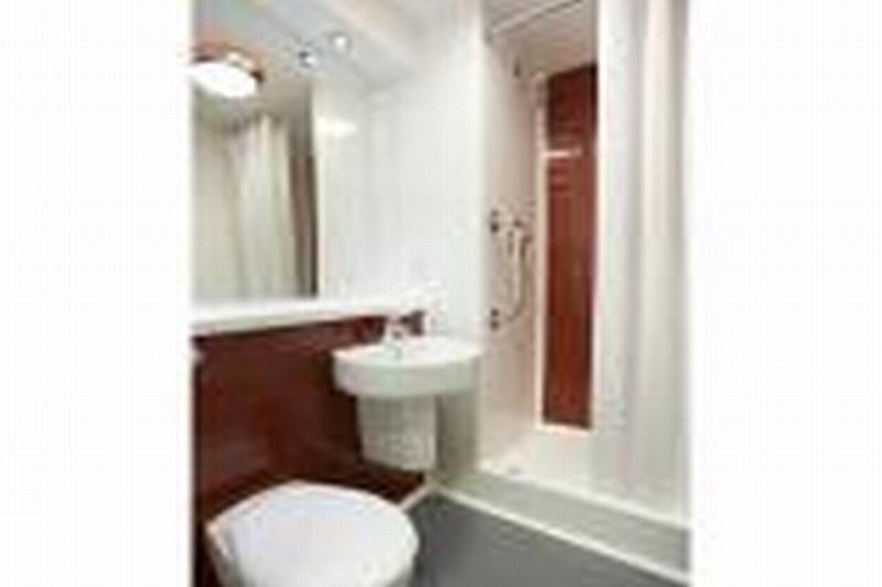 Travelodge Cardiff Central Queen Street Екстер'єр фото