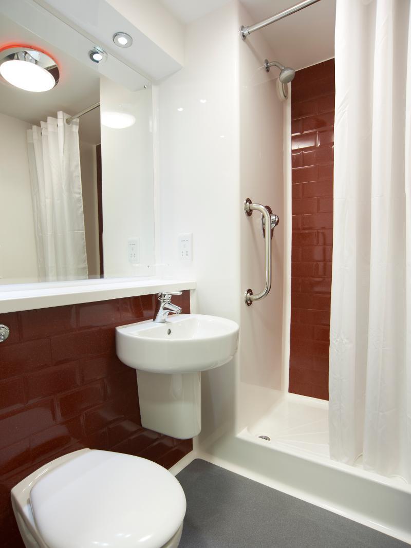 Travelodge Cardiff Central Queen Street Екстер'єр фото